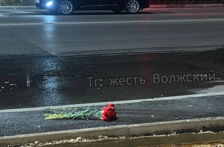 Волжане несут цветы на место гибели 9-летней девочки