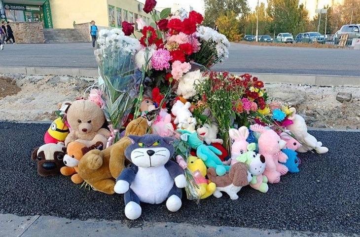 Мемориал из детских игрушек вырос на месте гибели 9-летней девочки в Волжском