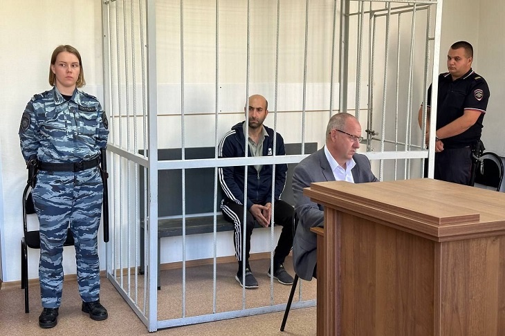 Суд отправил в СИЗО водителя маршрутки, задавившего девочку в Волжском