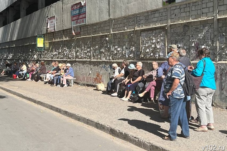 Волгоградцев кинули с дачным автобусом: люди четвертый час ждут №109Э