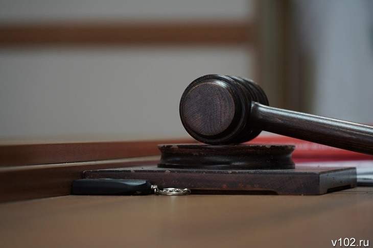 Суд обязал волгоградца прекратить слежку за квартирой соседа в МКД