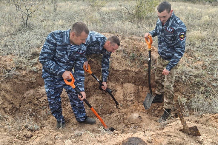 Полицейские устанавливают имена красноармейцев, погибших под Сталинградом