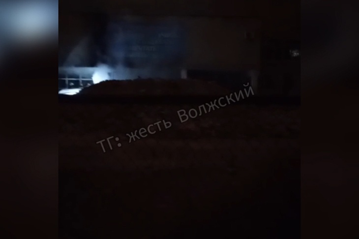 В Волжском загорелась закрытая на капремонт школа №32