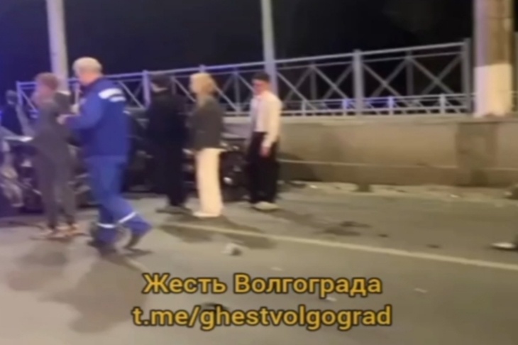 «Там железное месиво»: волгоградцы сняли на видео разбите в хлам машины