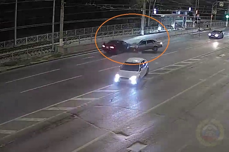 Пулей на встречку: полиция опубликовала видео ДТП на «Возрождении» в Волгограде