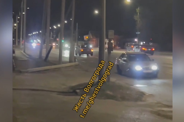 «Чудом никто не влетел»: в Волгограде очевидцы засняли ночной заезд лихача по встречке