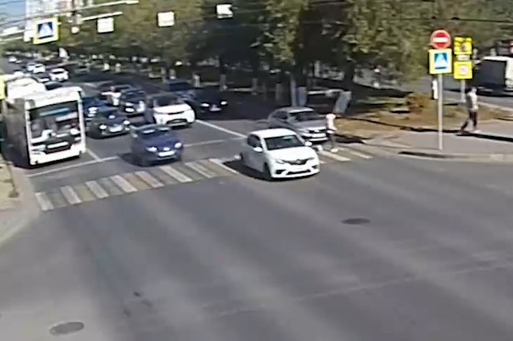 В Волгограде засняли наезд «Лады» на женщину-пешехода у техколледжа