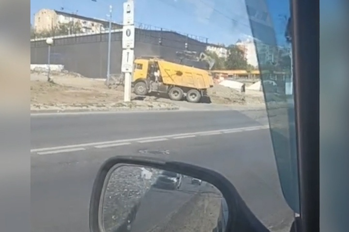 «Невероятная наглость»: в Волгограде экологи засняли сброс стройотходов под окнами МКД