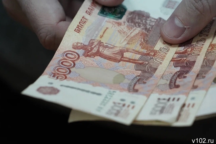 Средняя зарплата волгоградцев снизилась на 344 рубля