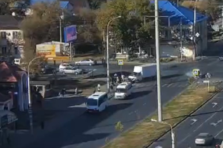 «ГАЗель» врезалась в толпу людей в Астрахани: видео