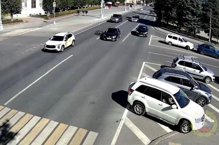 Авария с мотоциклом в центре Волгограда попала на видео