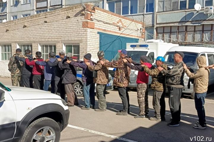 Под Волгоградом полицейские пролили свет на подноготную полусотни мигрантов