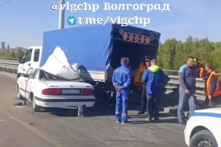 Под Волгоградом «Газель» сняла «скальп» с легковушки на мосту через Волгу