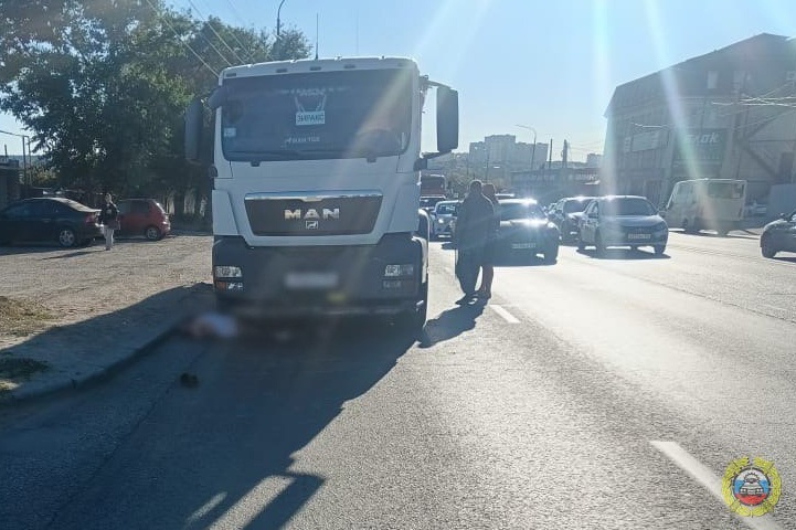 В Волгограде фура насмерть задавила пешехода на ул. Череповецкой