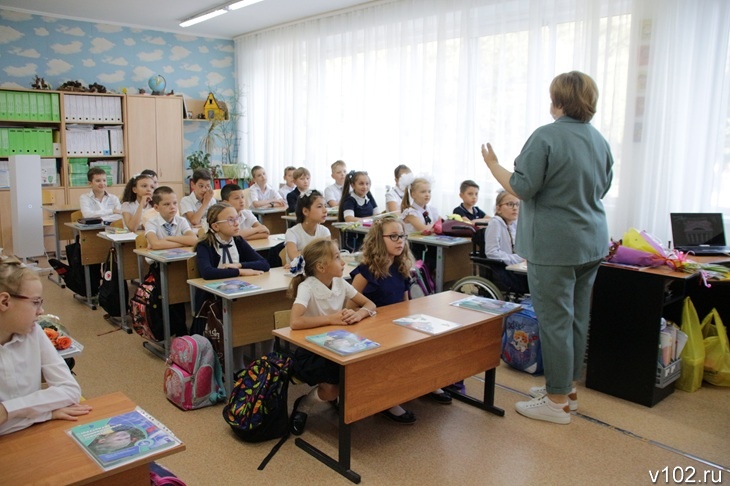 В России зарплаты учителей предложили привязать к МРОТ