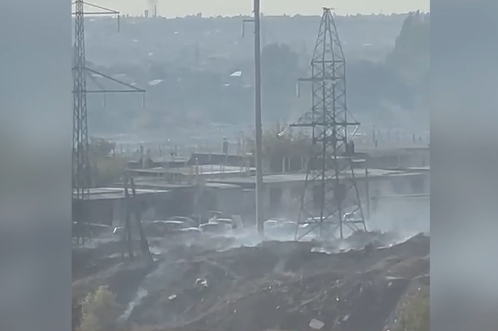 В Волгограде крупный пожар на Спартановке подобрался к гаражным кооперативам