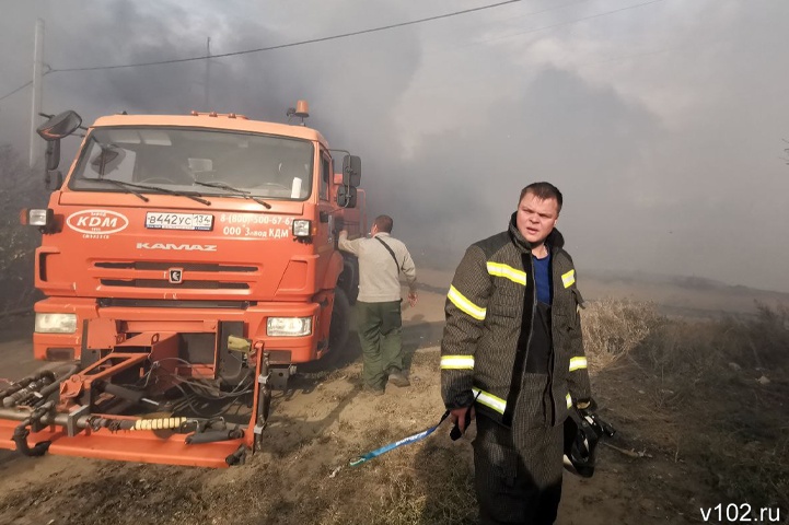 В Волгограде крупный пожар на Спартановке подобрался к гаражным кооперативам