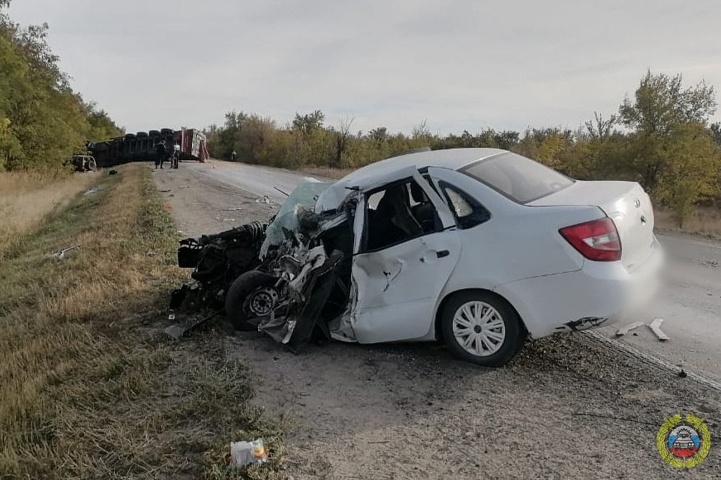 Под Волгоградом зерновоз на трассе разворотил две легковушки: водители скончались