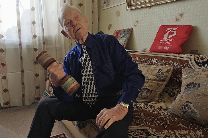 «Больше улыбайтесь. На лице будет меньше морщин»: 99-летний ветеран войны - о любви к жизни и секретах долголетия