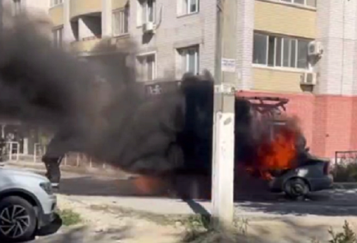 В Волгограде среди бела дня вспыхнул автомобиль