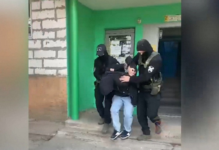 В Волжском жестко повязали 34-летнего куратора дропперов