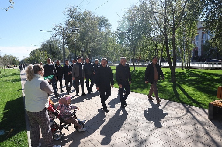Андрей Бочаров проинспектировал благоустроенный сквер на проспекте Металлургов
