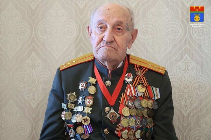 В Волгограде поздравили с 101-летием фронтовика Евгения Рогового