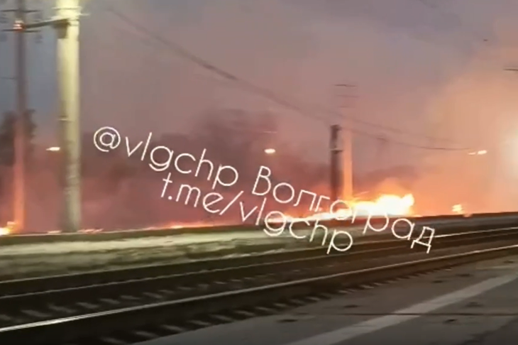 Камыш разгорелся вдоль ж/д путей на юге Волгограда