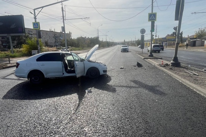 В Волгограде иномарка на 2-й Продольной не разминулась со столбом, заблокировав дорогу