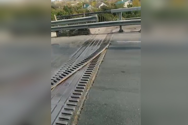 В Волгограде 13 автомобилей лишились колёс на мосту через р. Царицу