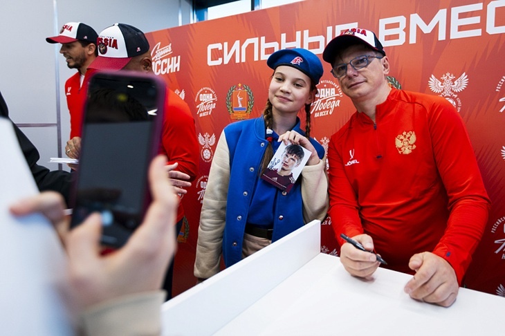 Российские легенды футбола посетили оборонно-спортивный лагерь под Волгоградом