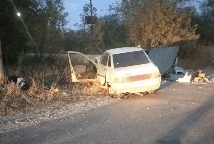 Под Волгоградом десятка врезалась в бетонный забор: трое погибших