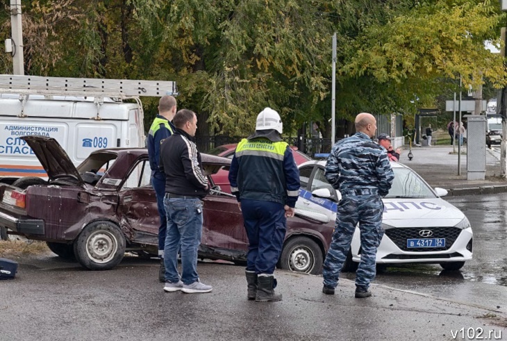 В Волгограде жесткое ДТП вызвало затор на Первой продольной