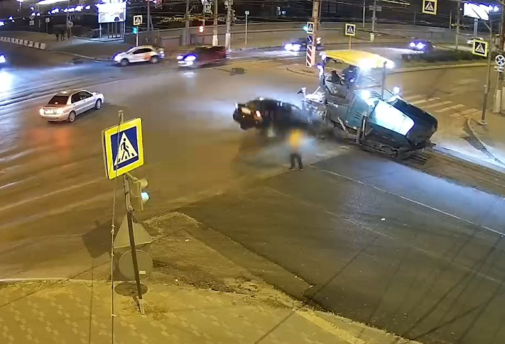Даже не притормозил: в Волгограде автомобиль с пьяным водителем протаранил асфальтоукладчик