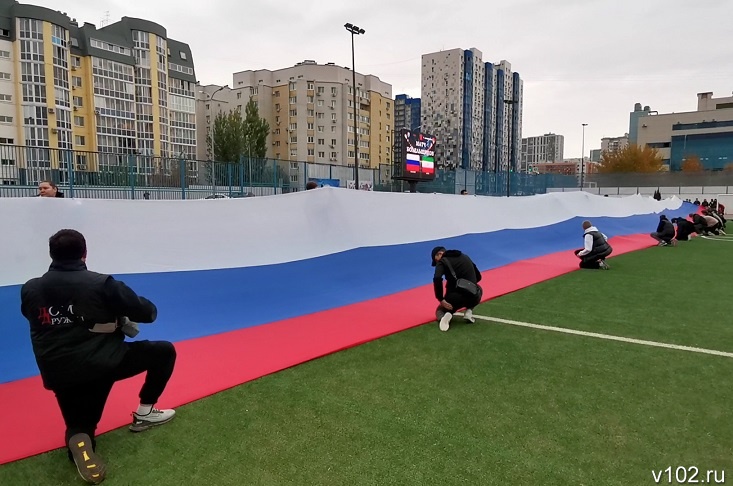 Иранские студенты развернули 100-метровый флаг России в Волгограде