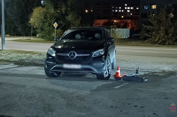 На севере Волгограда Mercedes сбил ребенка на самокате