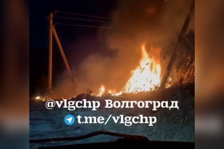 В Волгограде остановили стену огня у посёлка Рабочий