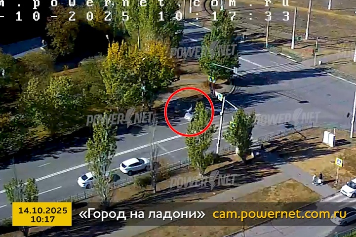 В Волжском попал на видео жуткий наезд иномарки на пешехода