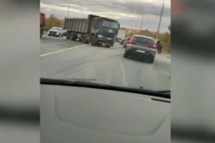 Два человека пострадали в ДТП с грузовиком на Третьей Продольной в Волгограде
