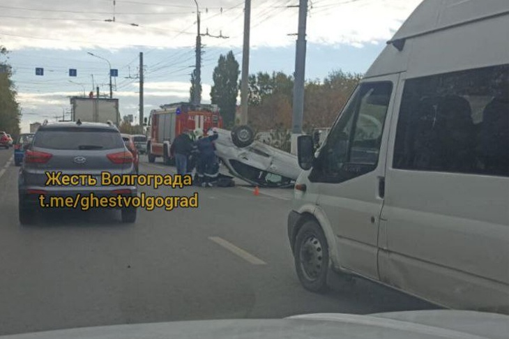 В Волгограде очевидцы засняли жёсткое ДТП с перевёртышем на пр. Жукова