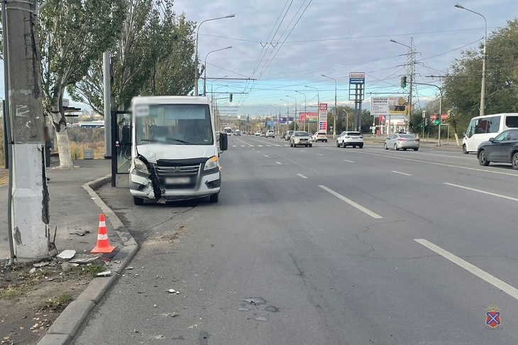 В Волгограде два пассажира маршрутки пострадали от удара в столб у остановки