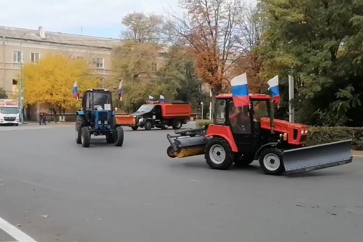 Парад коммунальной техники украсил субботник в Волжском