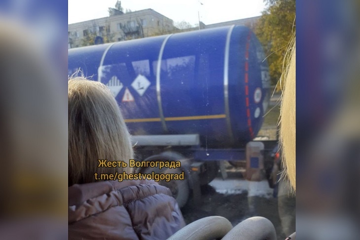 Бензовоз залил топливом проспект Университетский в Волгограде