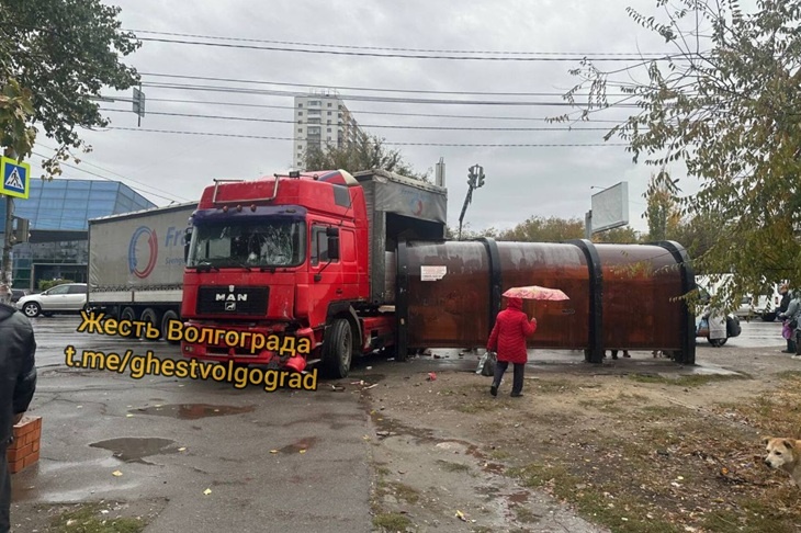 В Волгограде очевидцы засняли жесткое ДТП с фурой и маршруткой на ул. Пролетарской