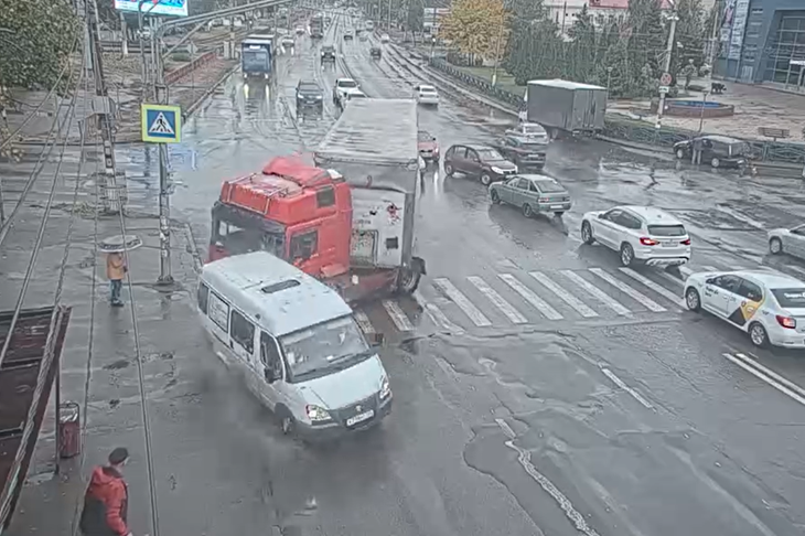 Полиция опубликовала видео ДТП с маршруткой №69 на юге Волгограда