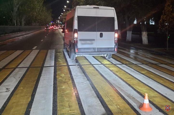 Маршрутка сбила девушку на переходе в центре Волгограда