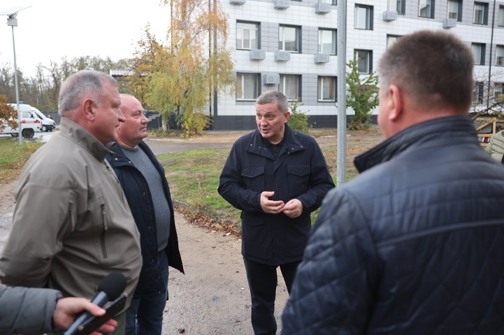 «Шикарно получается»: губернатор Андрей Бочаров проинспектировал обновление окружной больницы в ЛНР
