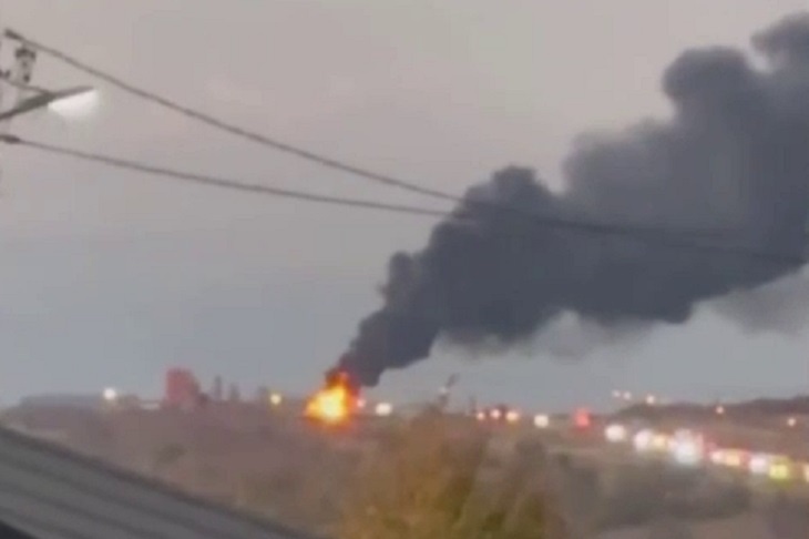 Под Волгоградом сотрудники МЧС тушат крупный пожар в ангаре