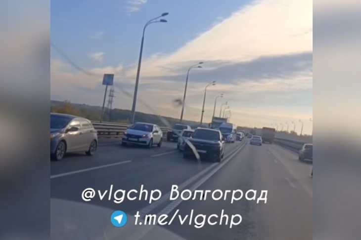 Под Волгоградом среднеахтубинская трасса встала из-за ДТП на мосту через Волгу