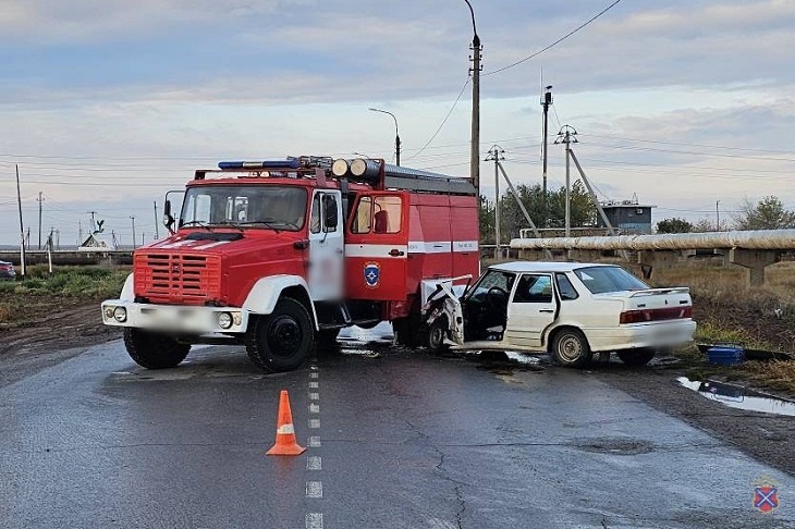 Под Волгоградом легковушка впечаталась в пожарную машину